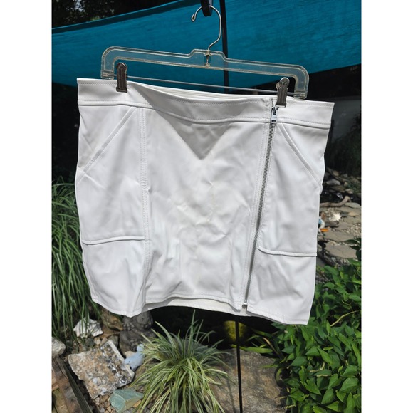Express Dresses & Skirts - Express Womens White Faux Leather High Rise Moto Mini Skirt Size 14 NWT